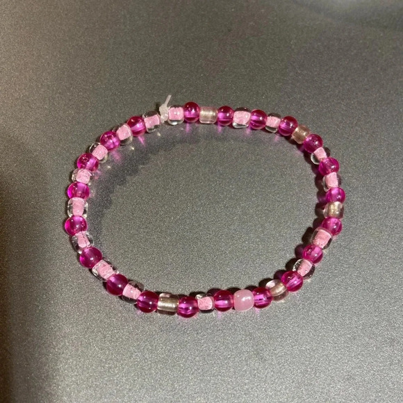 Pink beaded bracelet - Picture 1 of 3